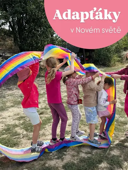Začátek školního roku je především o stanovení pravidel, seznámení se s prostředím, o vztazích... V Montessori prostředí víme, že bezpečí a dobré klima ve třídě jsou základem pro jakékoliv učení. Proto pořádáme adaptační kurzy na míru vývojovým potřebám našich žáků.
1. trojročí absolvuje jednodenní adapťák - mladší žáci potřebují kmenovou třídu a známé prostředí jako svou základnu. Jednodenní kurz je pro ně ideální start. Adapťák pro ně není náročný na odloučení od rodičů a rodinného zázemí, pomáhá nováčkům zapadnout do kolektivu a objevovat nová přátelství bez únavy z přespávání a během jednoho dne stihneme mnoho her na spolupráci, důvěru i spoustu legrace v přírodě 💚
2. a 3. trojročí absolvuje dvoudenní adapťák s přespáním - naši starší žáci procházejí obdobím, kdy se jejich pozornost přirozeně přesouvá k vrstevníkům. Dvoudenní adapťák odpovídá jejich věkovým potřebám. Přespání mimo domov posiluje jejich autonomii, péči o sebe i druhé. Večery v kruhu, sdílení a čas strávený mimo výuku třeba i ve škole vytváří silná pouta a prostor pro rozvoj sociální inteligence. Tito žáci už zvládají složitější teambuildingové výzvy, kde se učí řešit konflikty, naslouchat si a táhnout za jeden provaz a stejným směrem.
Jsme rádi za všechny zážitky, které jsme díky těmto dnům získali #zakladniskola #montessori #montessoriopava #opava #adaptacniKurz