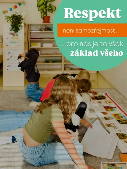 V Montessori pedagogice často mluvíme o pozorování a individuálním vývoji dítěte. Co to ale znamená v praxi naší školy?
Každý učitel u nás pracuje s opravdovým zájmem o žáky. Není ve škole od toho, aby pouze předával učivo – je průvodcem. Sleduje, co žák právě potřebuje, co ho pohlcuje a v čem naopak potřebuje podat pomocnou ruku.
Vztah založený na respektu se nestane ze dne na den. Je to každodenní práce – a týká se nás všech. I my dospělí na sobě neustále pracujeme a vzděláváme se, abychom žákům byli tím nejlepším vzorem. Chceme, aby žáci zažívali respekt od nás, protože i díky tomu se naučí respektovat sami sebe i ostatní. Respekt však nefunguje jen směrem od dospělého k dítěti. Učíme naše žáky, že respektovat druhé, jejich potřeby a prostor je stejně důležité jako být respektován.
V Montessori prostředí nejde o „všechno je dovoleno“, tzv. “chcochcárnu”. Respekt a svoboda jdou ruku v ruce s jasnými hranicemi a zodpovědností. Každý žák potřebuje bezpečný rámec, ve kterém se může svobodně rozvíjet, ale zároveň ví, kde jeho svoboda končí a začíná svoboda druhých.
Na čem v naší škole stavíme?
🧡Připravené prostředí - třída navržená tak, aby podporovala samostatnost a vnitřní motivaci.
🧡Svoboda volby a zodpovědnost - žák si vybírá činnost, ale nese odpovědnost za dokončení práce i dodržení pravidel.
Průvodce pozoruje, směruje a podporuje bez zbytečných trestů či odměn.
Propojení školy a rodiny je klíčové. Díky společnému přístupu a vzájemné důvěře mohou žáci vyrůstat v prostředí, kde se cítí bezpečně, viděni a vnímáni.
➡️ Respekt funguje naplno jen tehdy, když se respektujeme všichni navzájem, tj. žáci, průvodci a rodiče. ❤️
