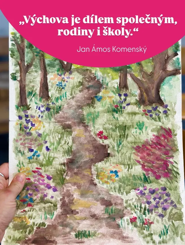Dítě pro svůj přirozený a zdravý vývoj potřebuje cítit, že svět kolem něj tahá za jeden provaz a stejným směrem. A o to se u nás ve škole vážně snažíme...
Když škola a rodina mluví stejným jazykem, vzniká pro dítě = žáka bezpečné prostředí, ve kterém může bez obav růst, objevovat své schopnosti a rozvíjet svůj potenciál.
V Novém světě stavíme na principu, že vzdělávání není jednostranné předávání vědomostí, ale společná cesta. Přístup založený na respektu sebe i svého okolí, samostatnosti a vnitřní motivaci funguje nejsilněji tehdy, když se s ním dítě pravidelně potkává jak ve škole, tak doma.
Spolupráci nás ve škole s rodiči našich žáků podporujeme společnými hodnotami, např. respektováním individuálního tempa dítěte, podporou jeho samostatnosti, nastavením jasných hranic a pravidel, důvěrou v jeho schopnosti doma i ve škole.
Pravidelně s rodiči sdílíme radosti i výzvy žáků s cílem najít to nejlepší řešení. K tomu nám pomáhají pravidelné konzultace ve třech (žák - rodič - průvodce), formální i neformální setkávání ve škole i mimo ni, zpětné vazby v EduPage.
Spolupráce školy a rodiny má tedy mnoho podob.
Velmi si vážíme každého rozhovoru, účasti na akcích, dobrovolnické pomoci (např. při stěhování) i finanční podpory ze strany rodičů, díky které můžeme prostředí pro žáky neustále rozvíjet a zkvalitňovat.
Rodiče jsou nedílnou součástí naší školy. Jsme za to upřímně rádi ❤️
* nádherný obraz ,,Má cesta Montessori” namalovala absolventka devátého ročníku (2025/ 2026) A. K.