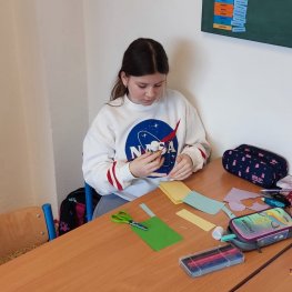 Šiju, šiju si kabátek :-)... aneb výtvarné šití ve II.J.