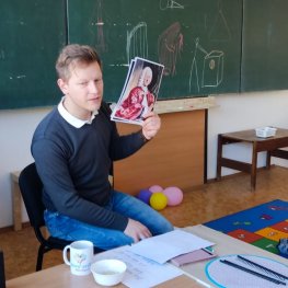 I takto vypadá hodina hudebky s Dominikem... povídáme si, zabýváme se hudebními skladateli... II.J