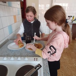 II.J opět v kuchyni - je libo polívčička či dortík? :-)