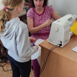 Příprava na jarní akci pro rodiče a známé... šijeme, stříháme - prostě makáme :-) II.J, II.D