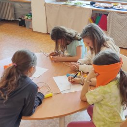 Třeťáci pracovali ve II.J... spíše jsme se bavili, byla sranda :-).