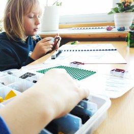 Momentky ze čtvrtečních kroužků :-) - "Historičák", Fotografický či Lego kroužek a jóga... 